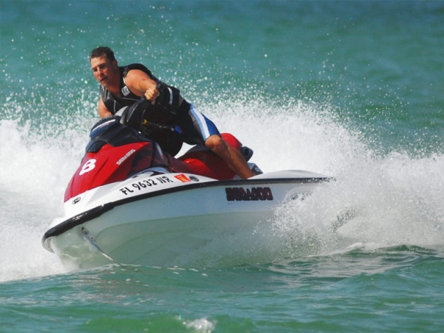 Motos de agua sobre el mar
